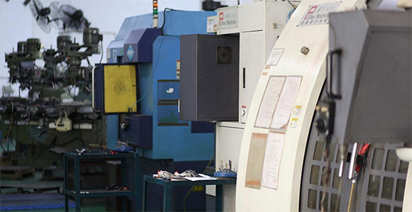 塑膠模具應(yīng)用于新能源汽車領(lǐng)域？塑膠模具有哪些特點(diǎn)？